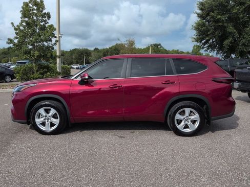Used 2025 Toyota Highlander LE FWD image 3