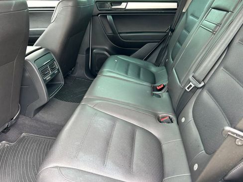 Used 2013 Volkswagen Touareg Sport AWD/4WD image 16