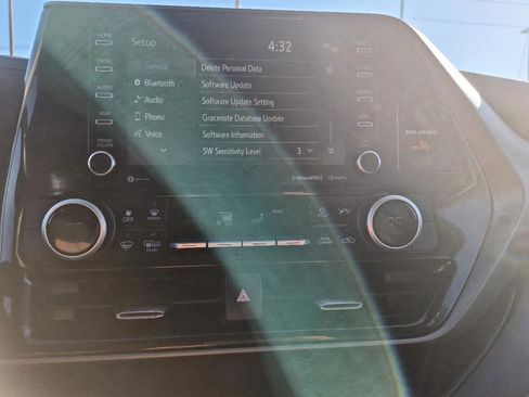 Used 2021 Toyota Highlander LE image 22