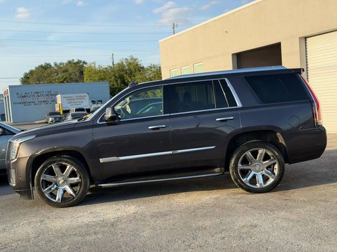 Used 2017 Cadillac Escalade Luxury image 2