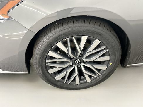 Used 2025 Nissan Altima 2.5 SV image 11