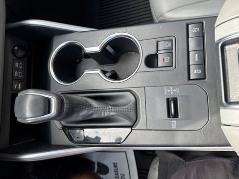 Used 2022 Toyota Highlander XLE FWD image 28
