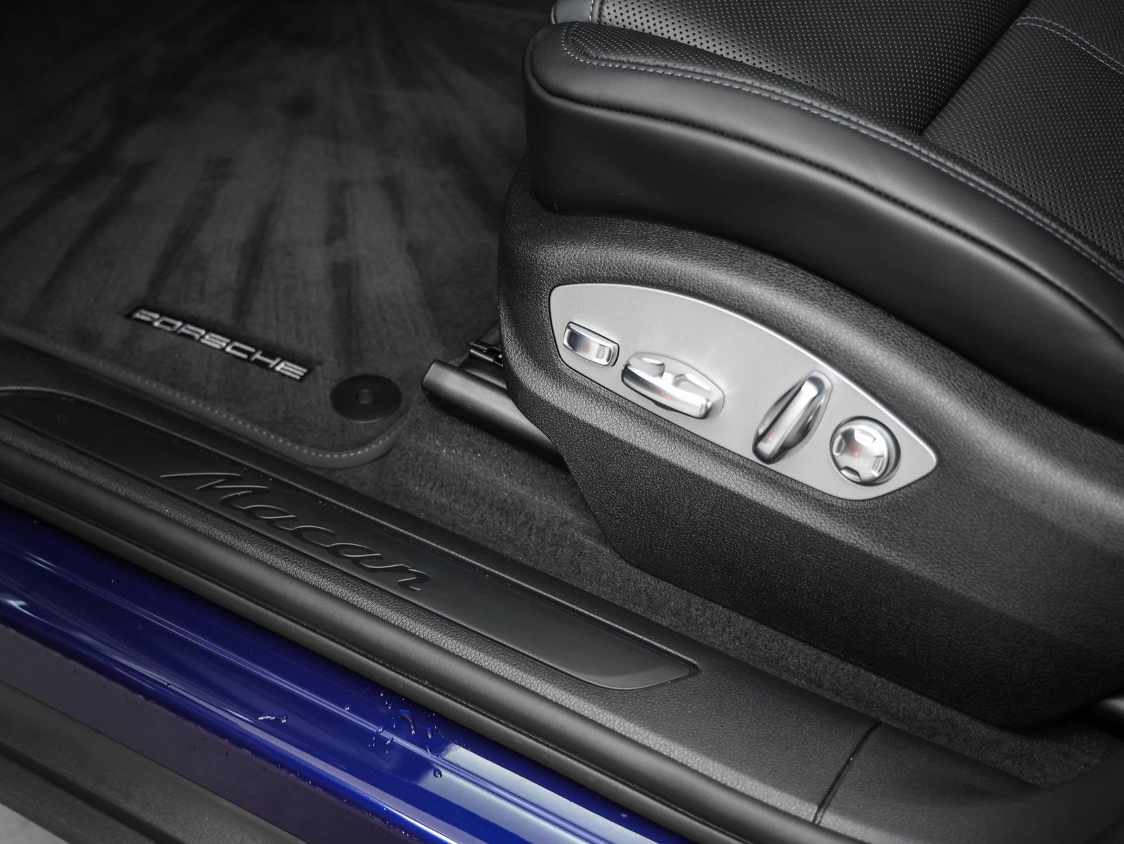 Certified 2025 Porsche Macan AWD/4WD image 25