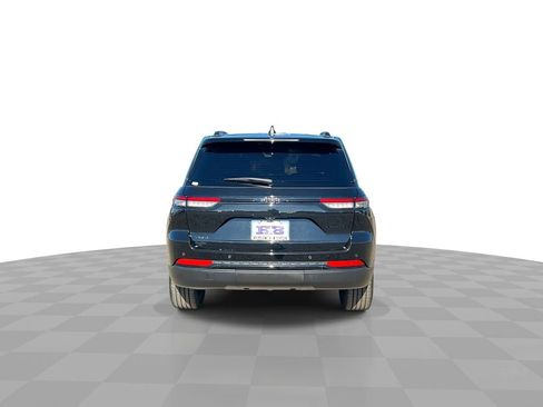 Used 2023 Jeep Grand Cherokee Altitude image 7