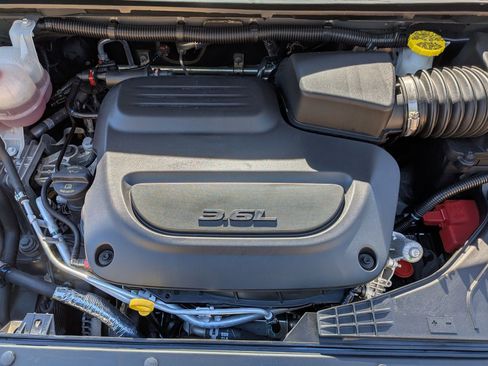 Used 2023 Chrysler Pacifica Limited image 37