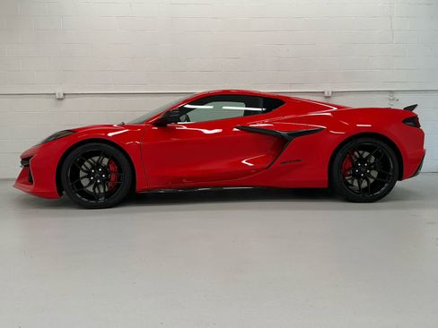 Used 2025 Chevrolet Corvette Z06 RWD image 3