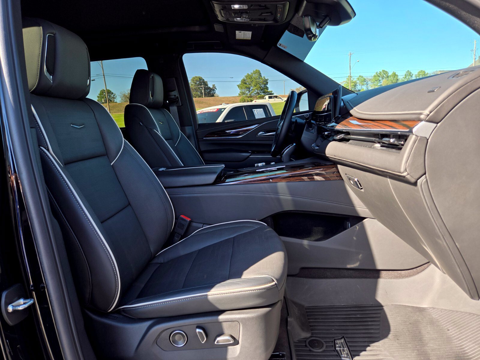 Used 2024 Cadillac Escalade Premium Luxury AWD/4WD image 21