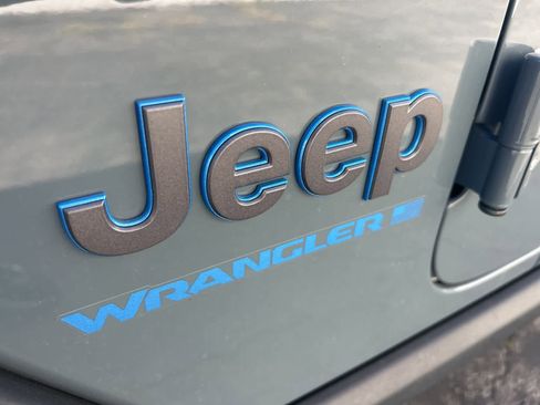 Used 2025 Jeep Wrangler Willys image 14