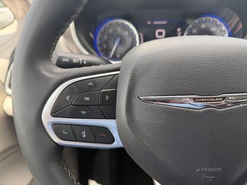 Used 2024 Chrysler Pacifica Touring-L FWD image 24