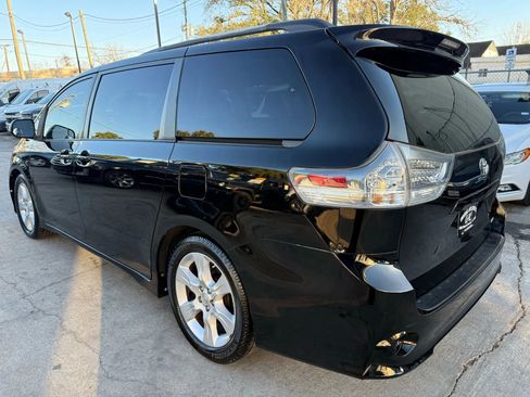 Used 2011 Toyota Sienna SE w/ Preferred Pkg image 5
