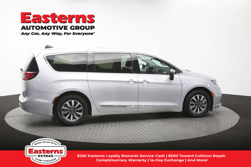 Used 2023 Chrysler Pacifica Limited FWD image 46