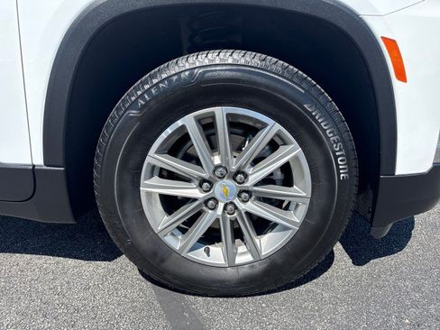 Used 2023 Chevrolet Traverse LT FWD image 9