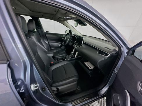 Used 2024 Toyota Corolla Cross XLE image 32