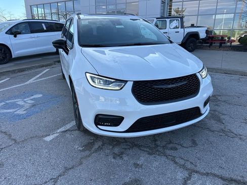 New 2026 Chrysler Pacifica Select image 8