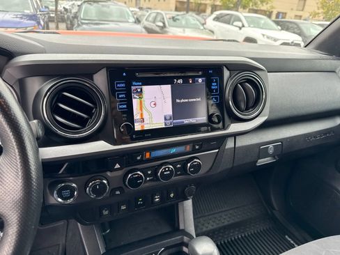Used 2017 Toyota Tacoma TRD Off-Road w/ Premium & Technology Package AWD/4WD image 8