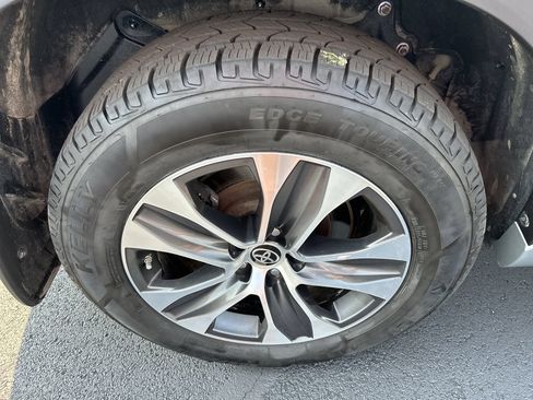 Used 2021 Toyota Highlander XLE w/ Protection Package #3 (TMS) AWD/4WD image 9