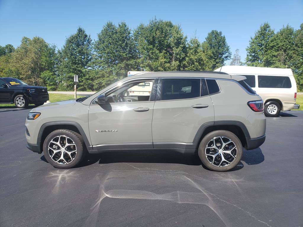 Used 2024 Jeep Compass Latitude AWD/4WD image 9