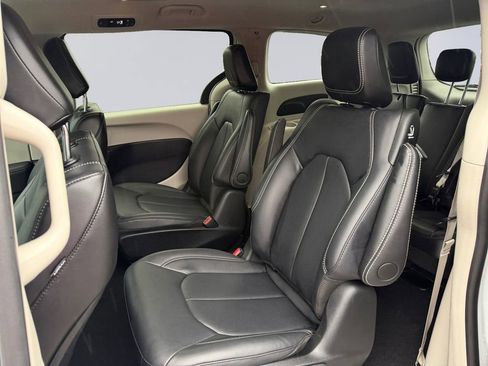 Certified 2024 Chrysler Pacifica Select image 8