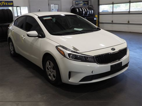 Used 2017 Kia Forte LX image 3