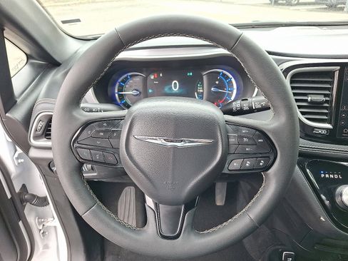 Certified 2024 Chrysler Pacifica Limited FWD image 20