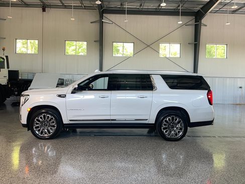 Used 2024 GMC Yukon XL Denali Ultimate AWD/4WD image 3