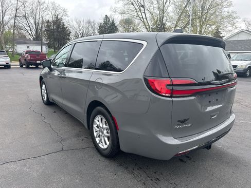 Used 2023 Chrysler Pacifica Touring-L image 5