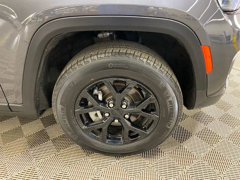 Used 2024 Jeep Grand Cherokee Altitude image 3