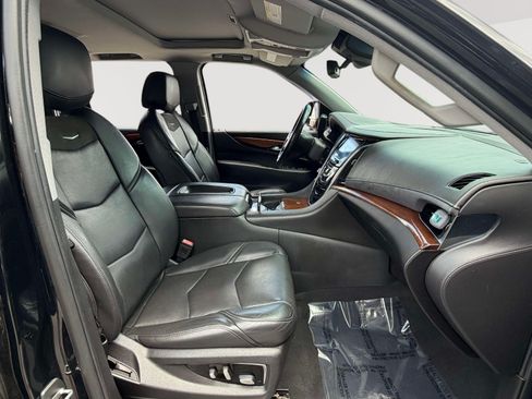 Used 2019 Cadillac Escalade ESV Luxury AWD/4WD image 28