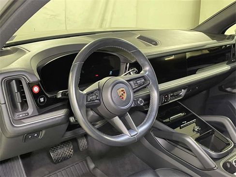 Used 2024 Porsche Cayenne image 4