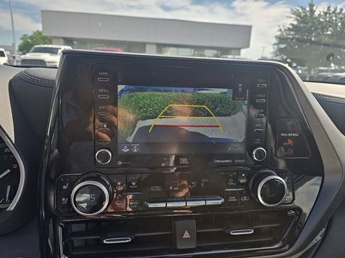 Used 2021 Toyota Highlander Limited FWD image 11