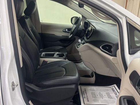 Used 2024 Chrysler Pacifica Touring-L image 25