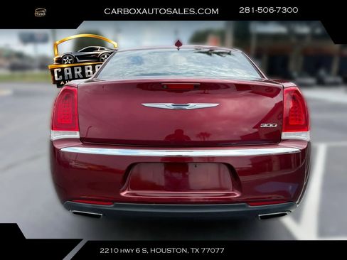 Used 2018 Chrysler 300 Touring L RWD image 5
