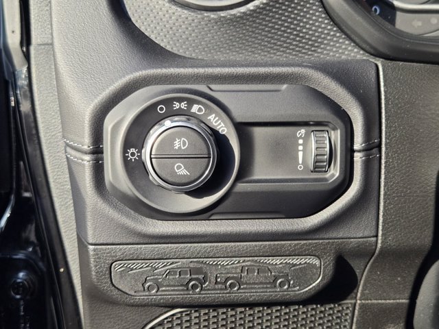 Used 2024 Jeep Gladiator Rubicon w/ Technology Group AWD/4WD image 27