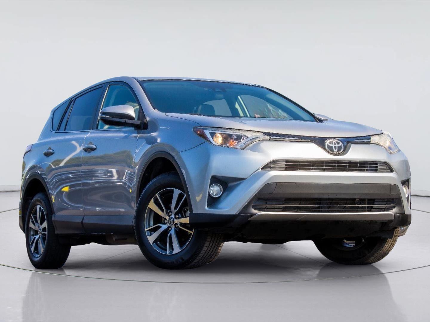 Used 2018 Toyota RAV4 XLE FWD image 1