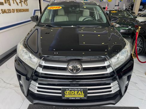 Used 2019 Toyota Highlander XLE AWD/4WD image 2