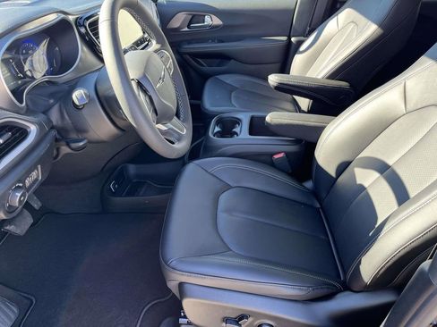 New 2026 Chrysler Pacifica Select image 9