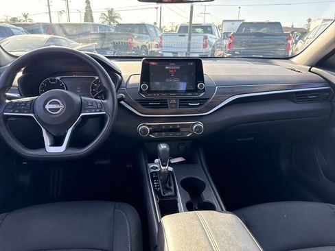 Used 2025 Nissan Altima 2.5 SV FWD image 12