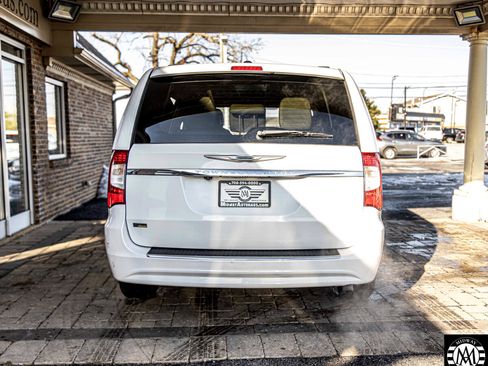 Used 2015 Chrysler Town & Country Touring image 13