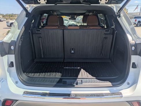 Used 2022 Toyota Highlander Platinum image 14