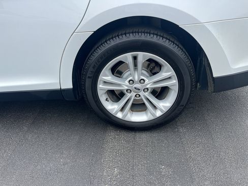 Used 2019 Ford Taurus SE FWD image 14