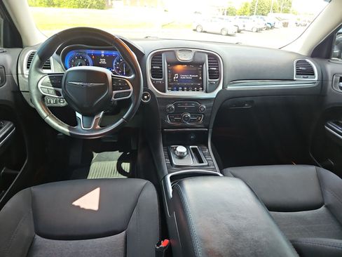 Used 2019 Chrysler 300 Touring w/ Sport Appearance Package AWD/4WD image 9