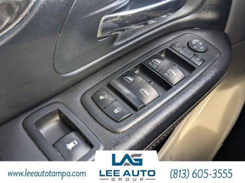 Used 2013 Chrysler Town & Country Touring-L image 23
