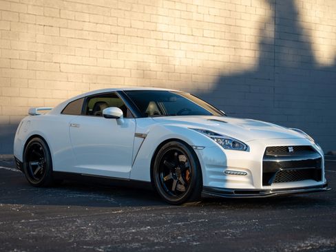 Used 2013 Nissan GT-R Premium image 8