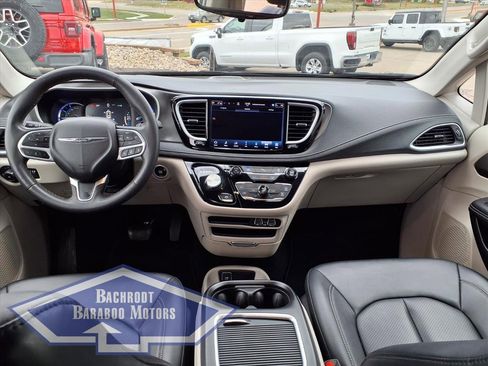 Used 2024 Chrysler Pacifica Select image 21