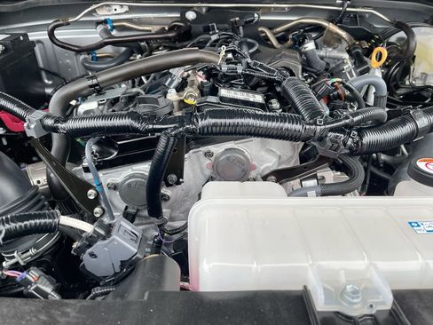 Used 2025 Toyota Tacoma SR5 AWD/4WD image 18