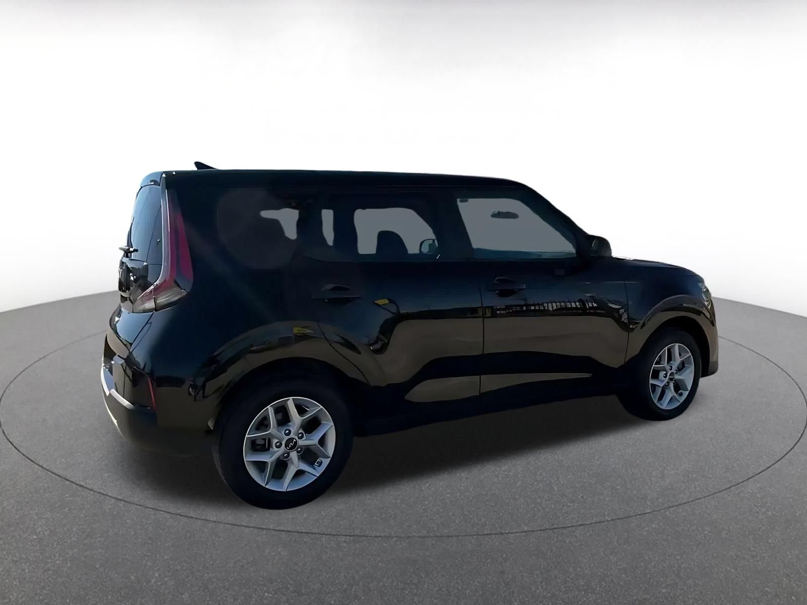 Used 2025 Kia Soul LX w/ LX Technology Package FWD image 14