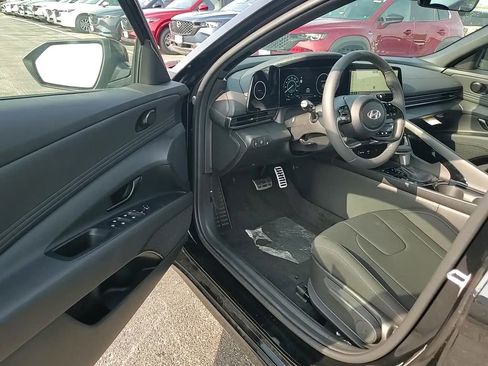 New 2025 Hyundai Elantra SEL image 12