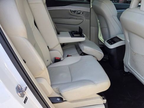 Used 2022 Volvo XC90 T5 Momentum w/ Climate Package FWD image 17