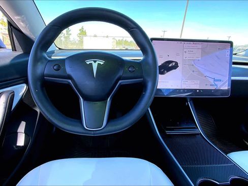 Used 2020 Tesla Model 3 Standard Range Plus image 6