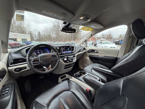 Used 2022 Chrysler Pacifica Touring-L image 11